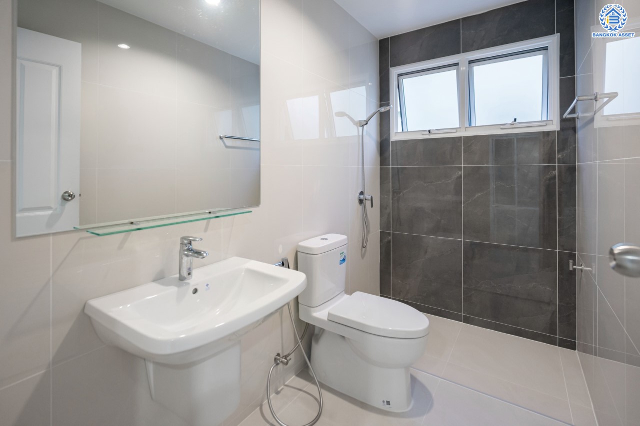 บ้านมือสองตกแต่งใหม่ ม.นันทวัน พระราม5 ตกแต่งหรูหรา หลังใหญ่กว่า 64 ตร.ว. ฟังก์ชันจัดเต็ม 3 ห้องนอน 3 ห้องน้ำ 1 ห้องอเนกประสงค์ จอดรถได้ 2 คัน พร้อม Living Room รองรับทุกความสุข ทำเลเดินทางสะดวก ใกล้ทางด่วน "กาญจนาภิเษก" และรถไฟฟ้าสายสีม่วง "สถานีบางรักใหญ่"